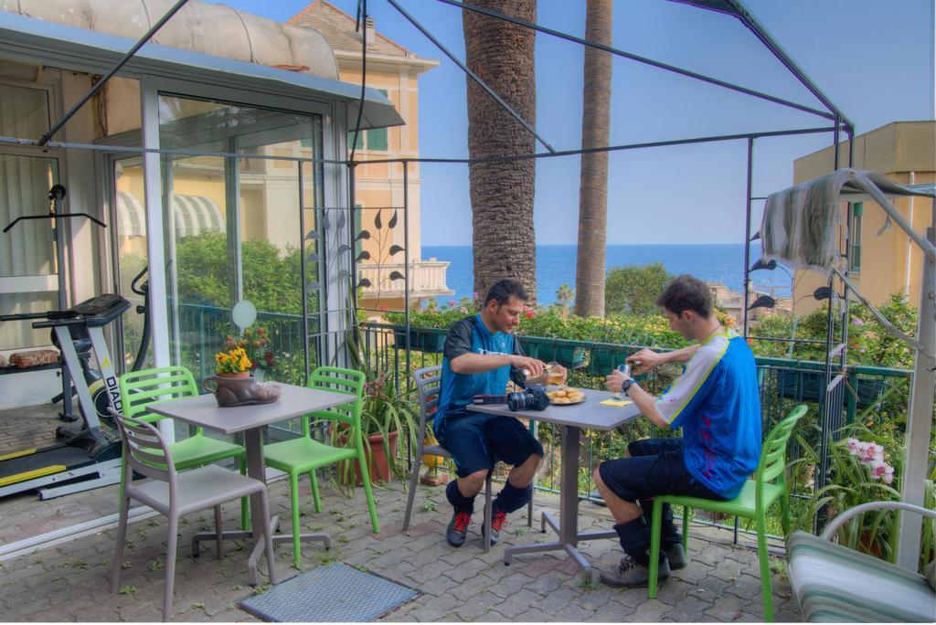 Hotel Deutsche Familien Finale Ligure Exterior photo