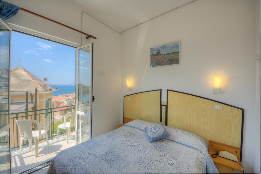 Hotel Deutsche Familien Finale Ligure Exterior photo